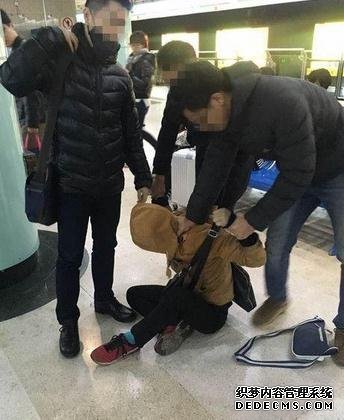 女子地鐵內手機被盜 熱心乘客合力擒賊