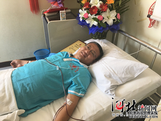 8月30日，河北省第300例成功捐髓志愿者王愛(ài)民在中國人民解放軍空軍總醫院進(jìn)行造血干細胞采集。