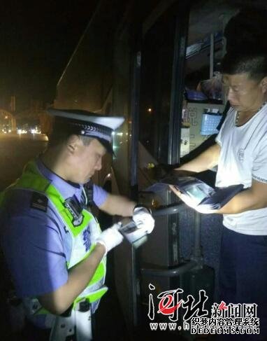 河北省高速交警開(kāi)展夜查行動(dòng)