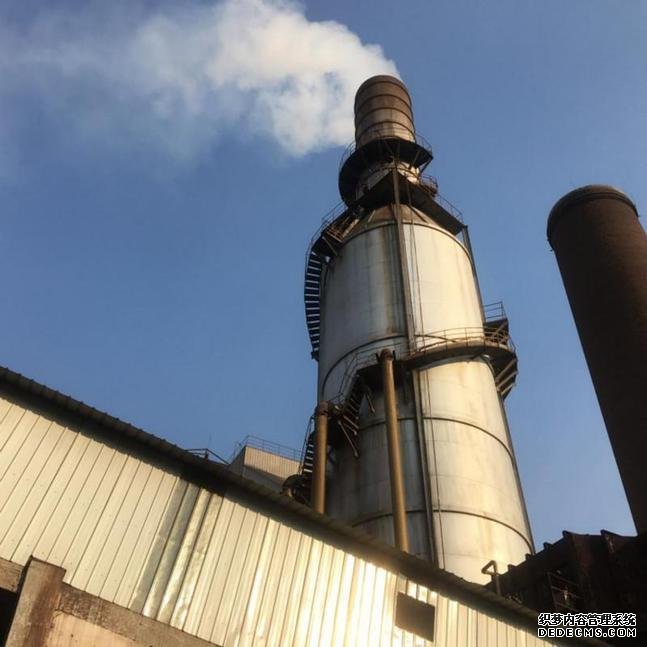 環(huán)境監測員在排污煙囪爬梯的最高處實(shí)施檢測.jpg
